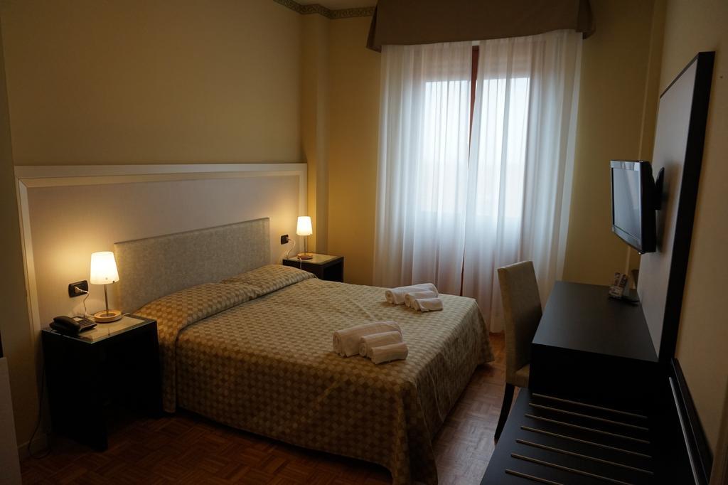 Hotel Astoria Fidenza Phòng bức ảnh