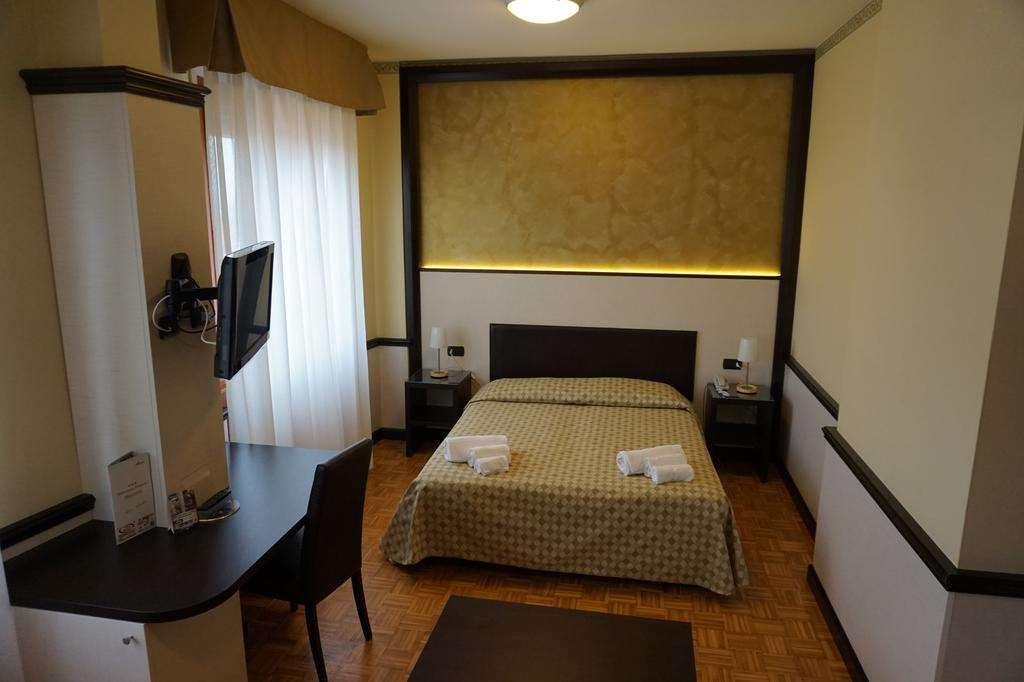 Hotel Astoria Fidenza Phòng bức ảnh